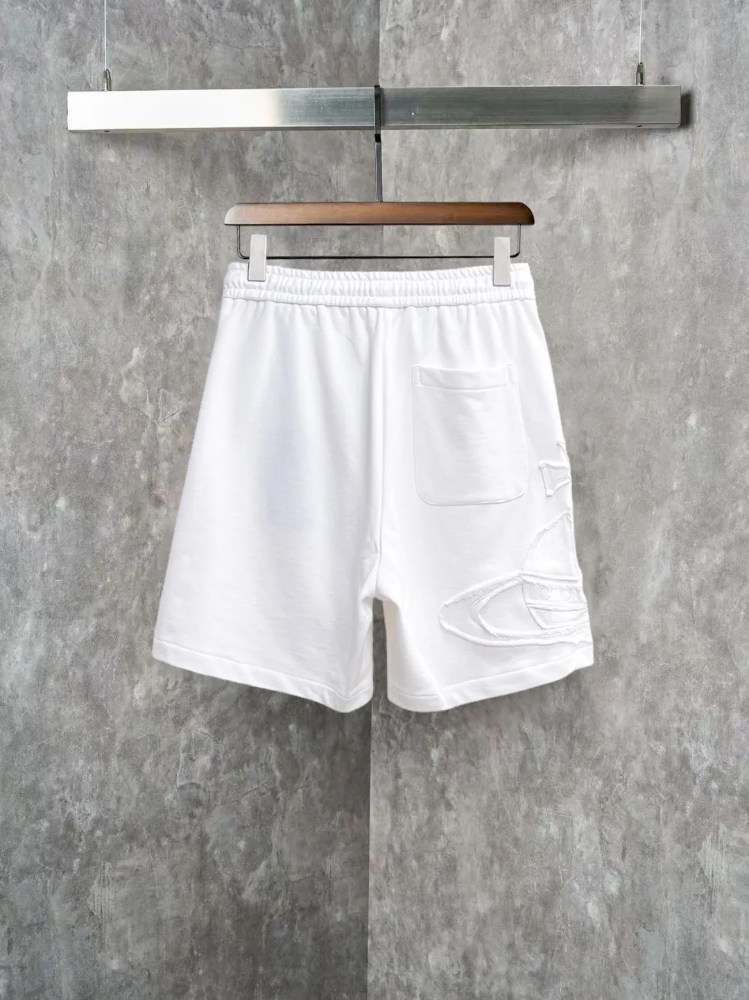 The Queen Mother's three-standard complete 2026 summer New Arrival men's casual shorts, advanced custom-made fabric Breathable fabric, Breathable elasticity and comfort, impeccable details, top-grade accessories, original logo design concept, delicate and soft feel! The upper body fit is awesome! Size: M-XXXL Please state your height and weight when ordering